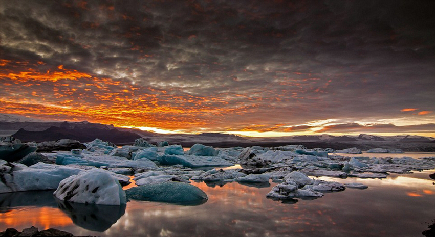 Bello paisaje de lago glaciar en Islandia10