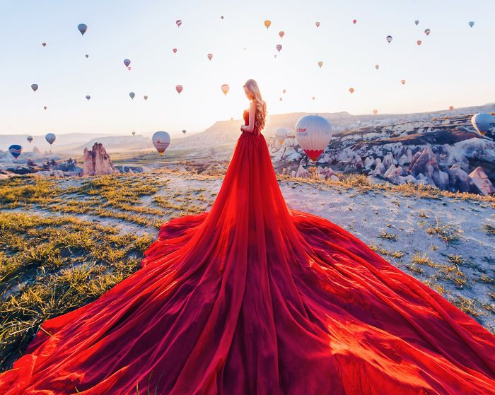 Viajo por el mundo fotografiando chicas con vestido en los sitios más bellos