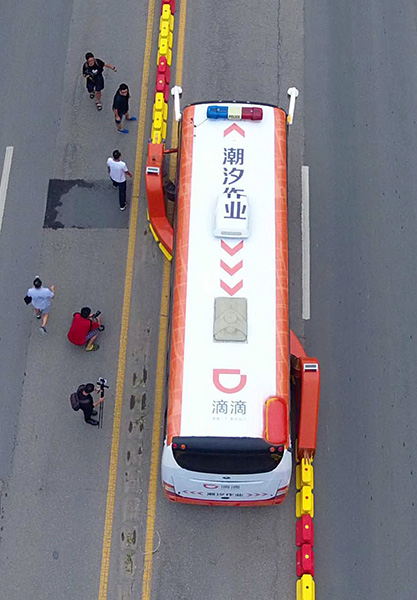 China estrena camión de reorganización de carriles 3
