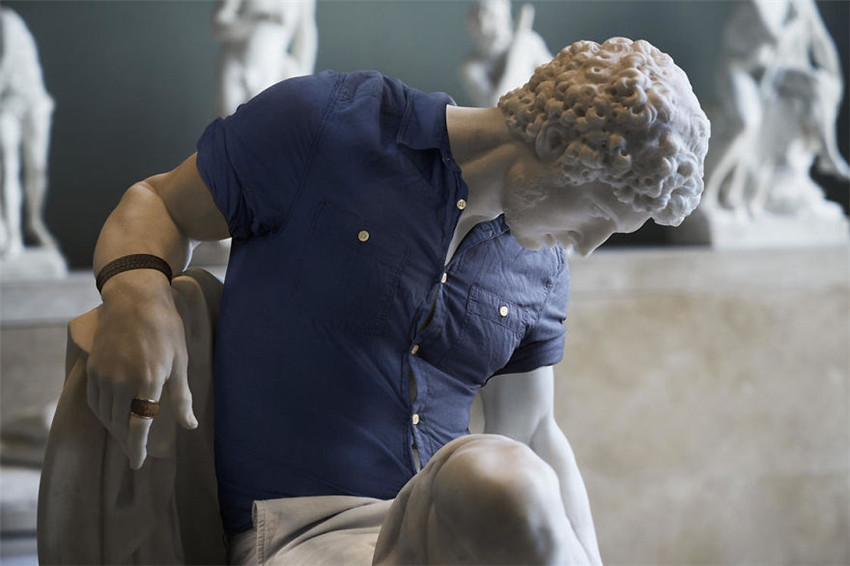 Esculturas clásicas vestidas con ropa moderna 