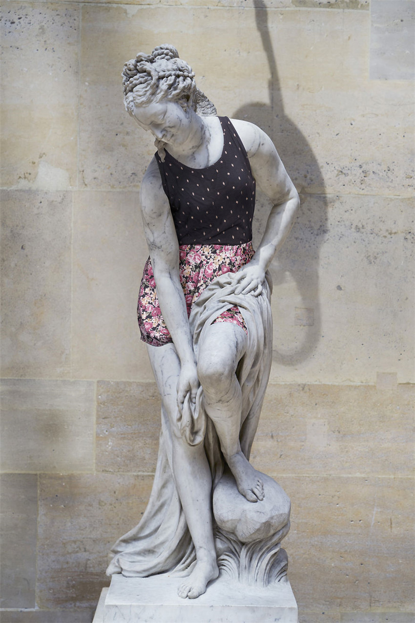 Esculturas clásicas vestidas con ropa moderna 