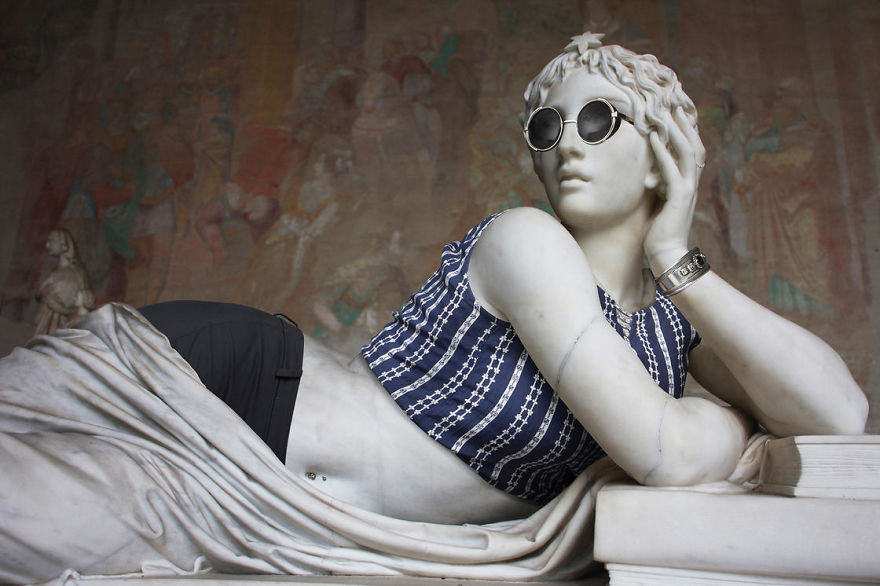 Esculturas clásicas vestidas con ropa moderna