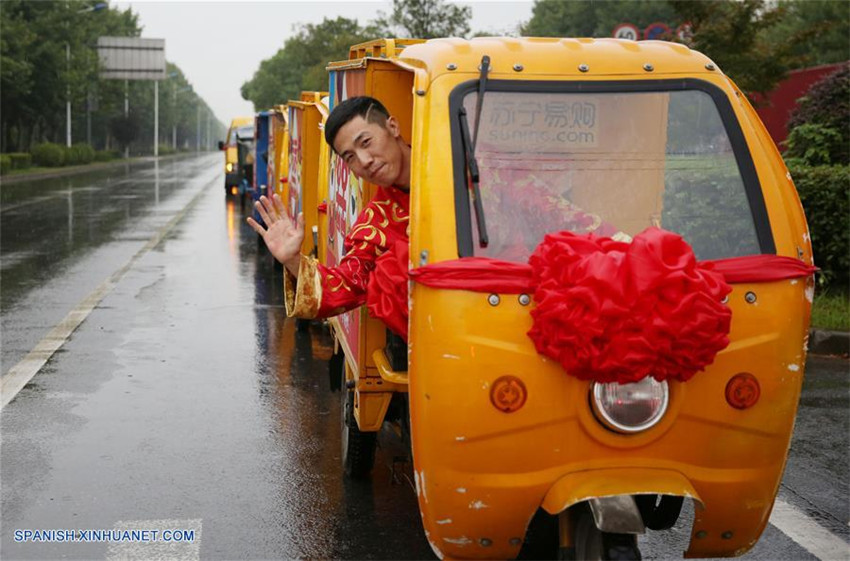 Mensajero Xu y sus compañeros realizan ceremonia especial con triciclo de entregas