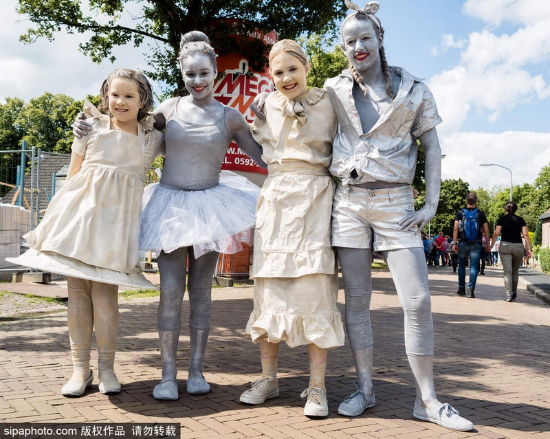 Pueblo holandés se disfraza y posa para el festival de estatuas 8