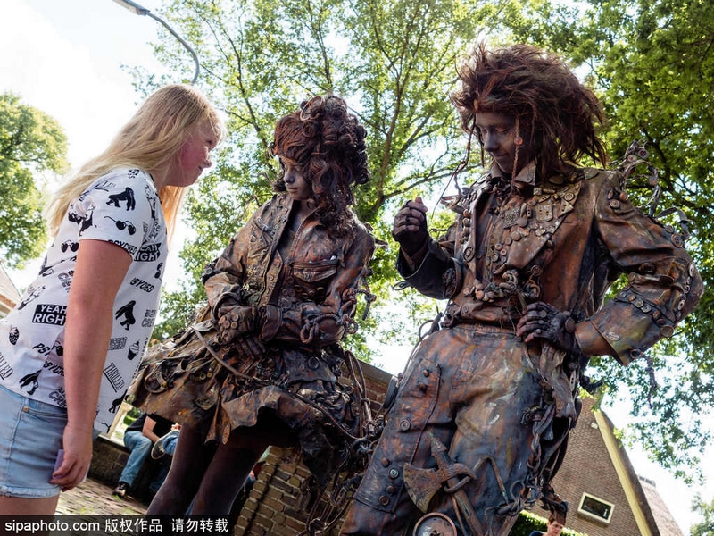 Pueblo holandés se disfraza y posa para el festival de estatuas 4