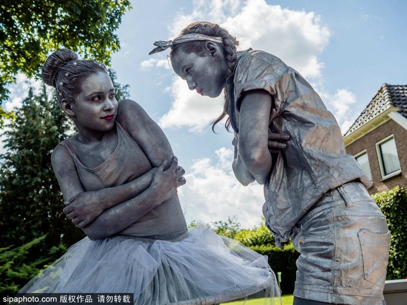 Pueblo holandés se disfraza y posa para el festival de estatuas 3