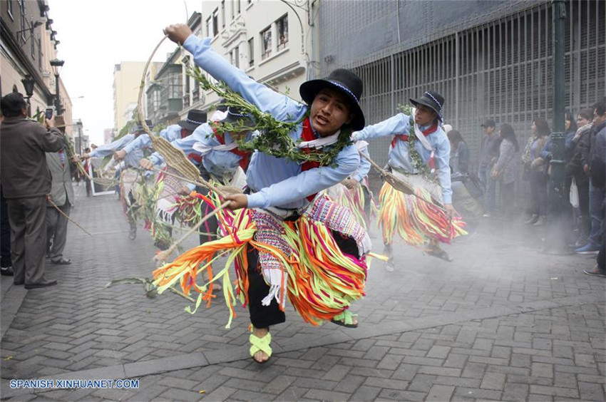 Perú: Desfile del Día Mundial del Folklore en Lima