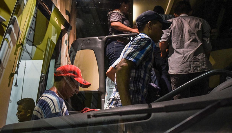 Policía mexicana descubre un camión con 115 inmigrantes a bordo