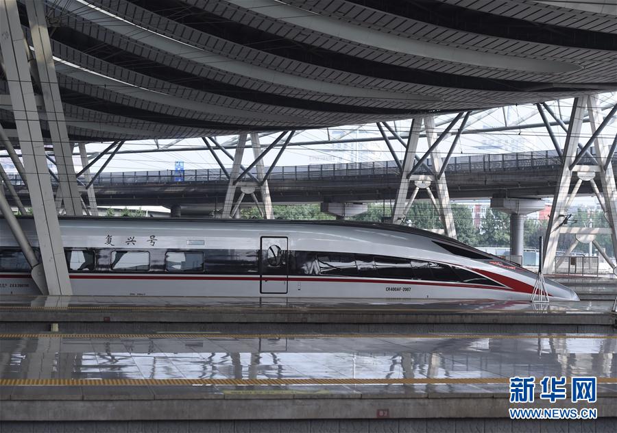 China inaugura su nueva generación de trenes bala 3