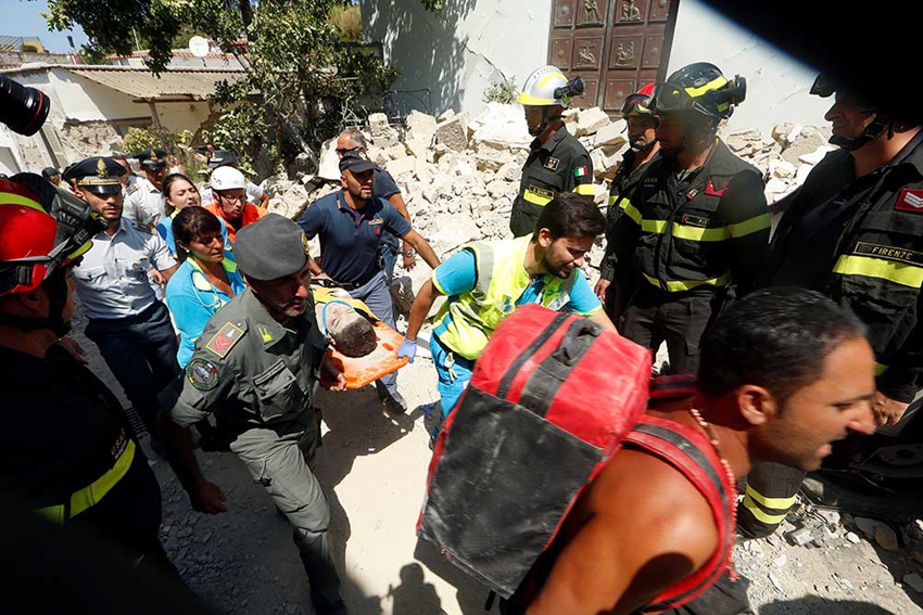 Hermanitos resurgen de los escombros tras sismo de Ischia2