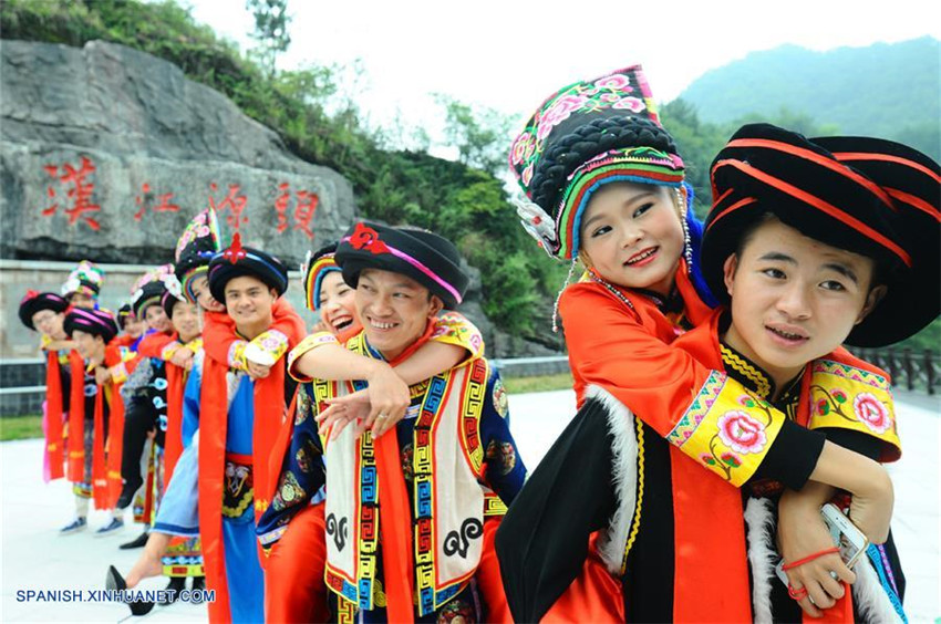 Se lleva a cabo una boda grupal de la minoría étnica Qiang para celebrar festival Qixi