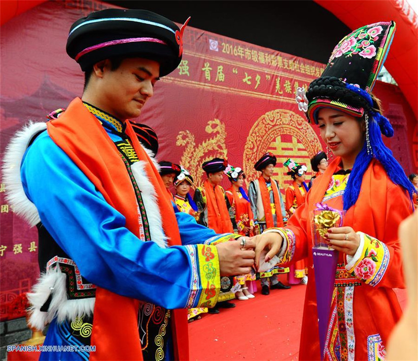 Se lleva a cabo una boda grupal de la minoría étnica Qiang para celebrar festival Qixi