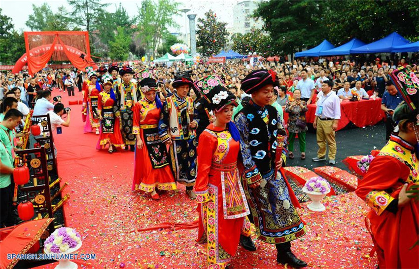 Se lleva a cabo una boda grupal de la minoría étnica Qiang para celebrar festival Qixi