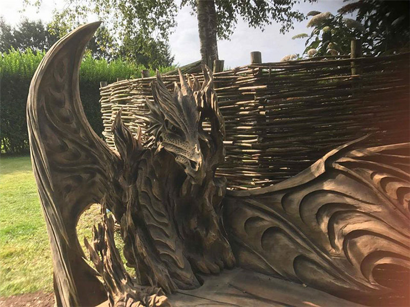 Este increíble banco de dragón fue tallado usando una motosierra