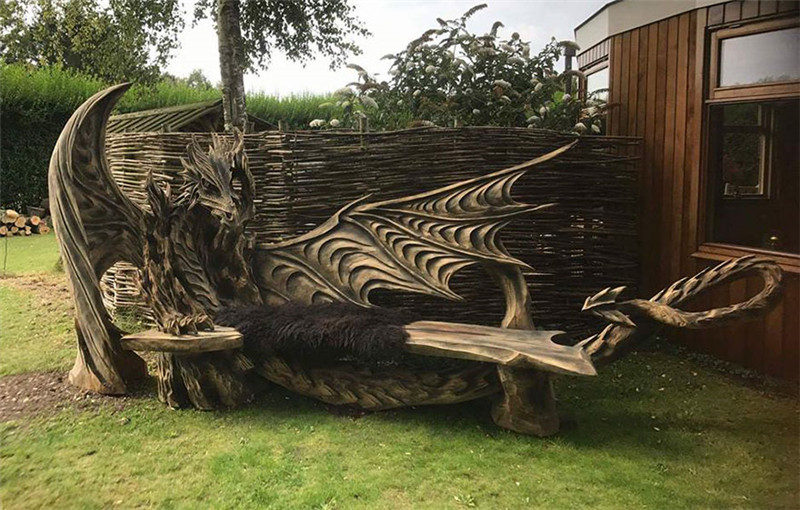Este increíble banco de dragón fue tallado usando una motosierra