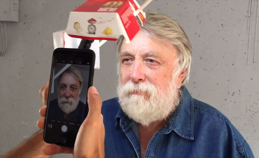 Este hombre utilizó caja de McDonald’s y iPhone para hacer fotos