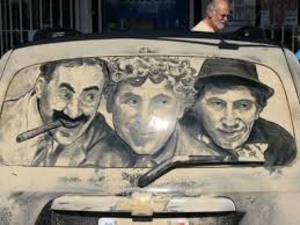 Artista pinta dibujos increíbles sobre las ventanas sucias de los coches