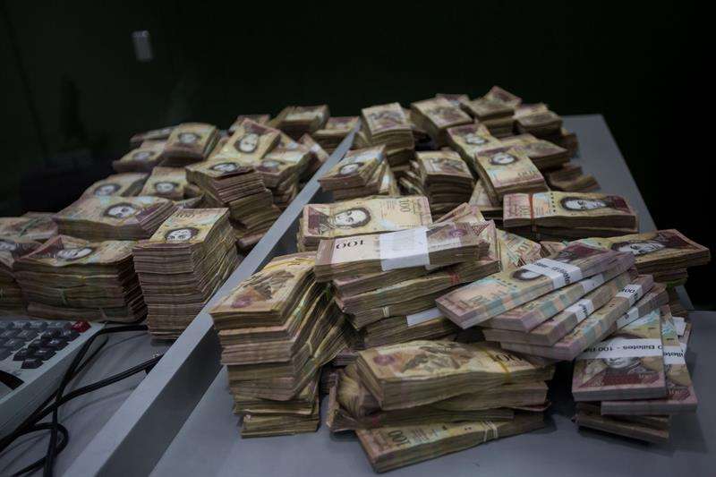 El billete más alto en Venezuela ya equivale a 1 dólar en el mercado paralelo
