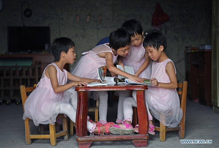 Familia de cuatrillizas en Jiangxi supera la pobreza 3