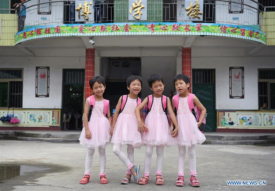 Familia de cuatrillizas en Jiangxi supera la pobreza 7