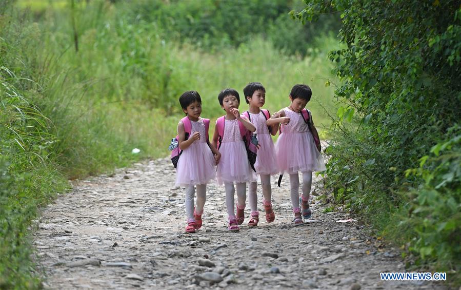 Familia de cuatrillizas en Jiangxi supera la pobreza 8