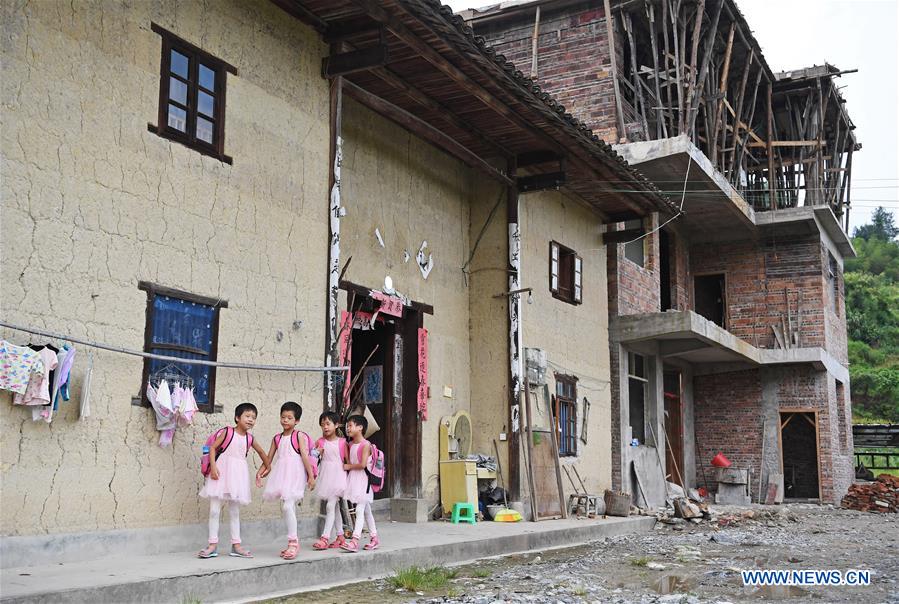Familia de cuatrillizas en Jiangxi supera la pobreza 9