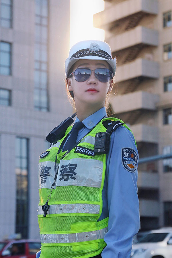 Patrulla femenina se encarga de controlar el tráfico en Liaoning4