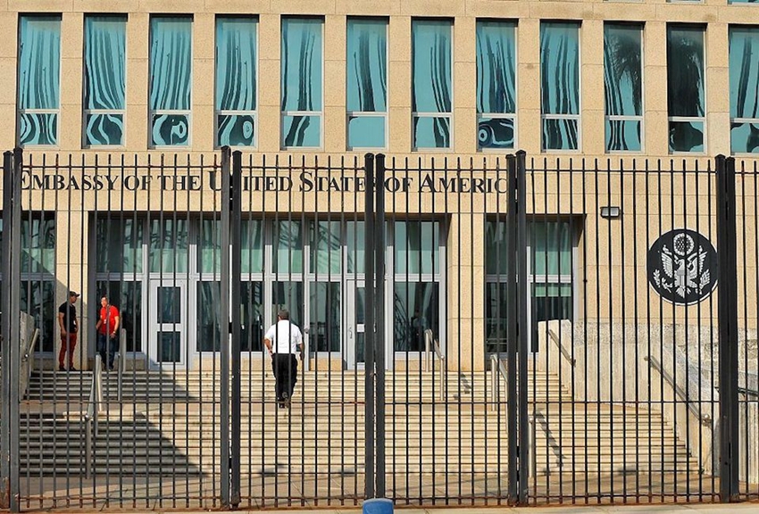 EE.UU. evalúa cerrar embajada en Cuba por ataques acústicos