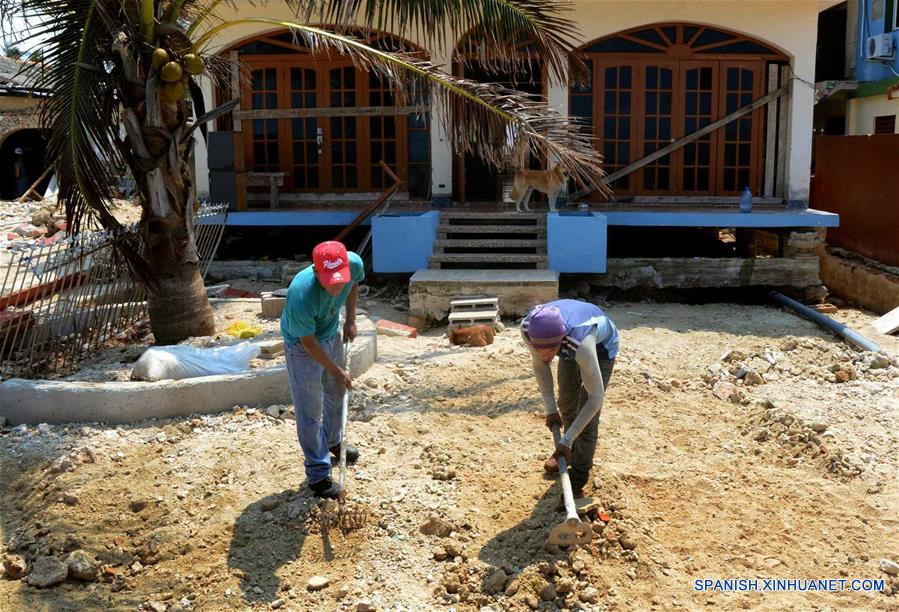 Cubanos trabajan con optimismo en recuperación tras paso de Irma