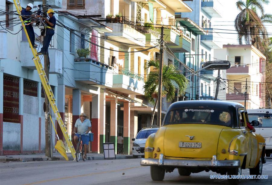 Cubanos trabajan con optimismo en recuperación tras paso de Irma