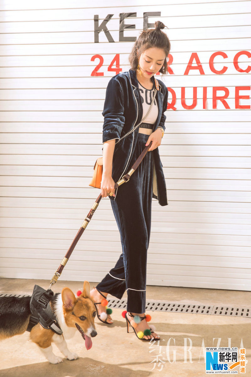 Actriz Li Xirui posa para Grazia con su mascota