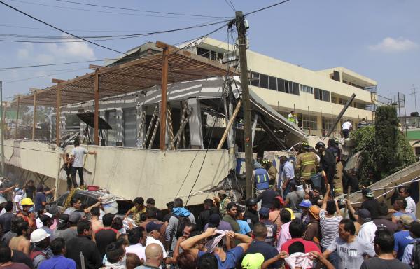 A 156 subió el número de muertos por el sismo de 7,1 grados en la escala de Richter que sacudió este martes el centro de México.