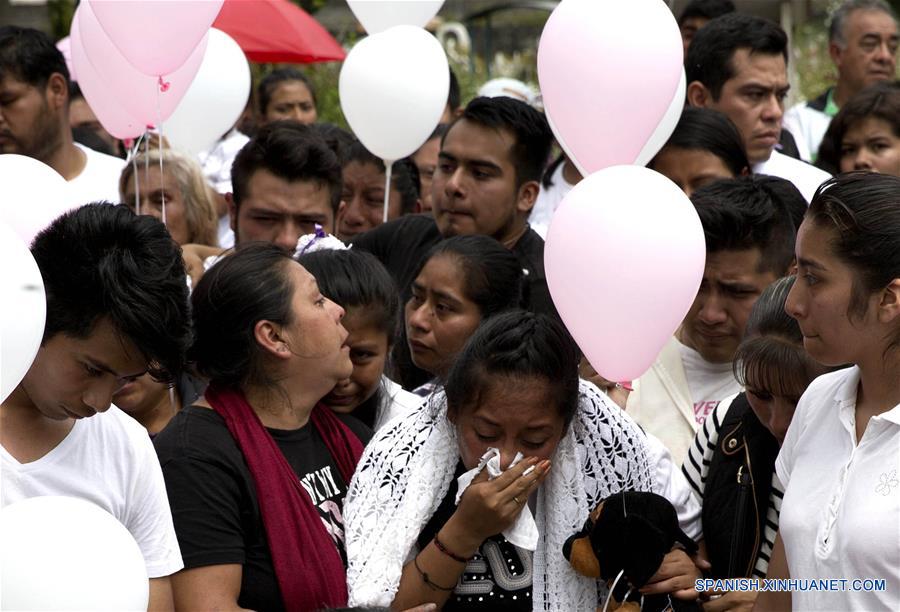Niños vestidos de blanco despiden a menor víctima del terremoto en México
