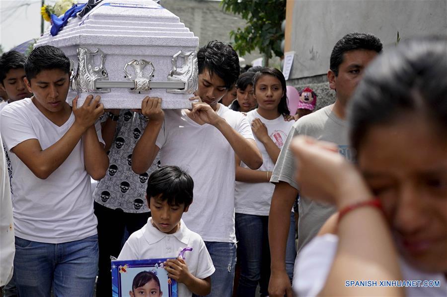 Niños vestidos de blanco despiden a menor víctima del terremoto en México