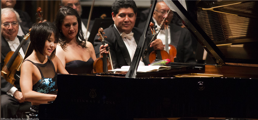 Público mexicano ovaciona de pie a la pianista china Yuja Wang en el Palacio de Bellas Artes