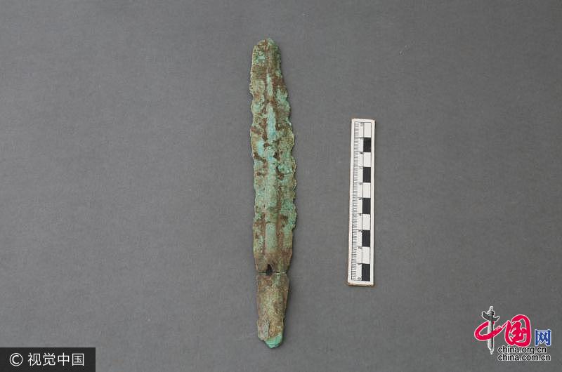 Hallan antiguo mazo de bronce y agujas de acupuntura en suroeste de China 3