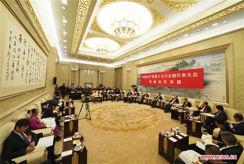 Delegados discuten el informe del XIX Congreso Nacional del PCCh