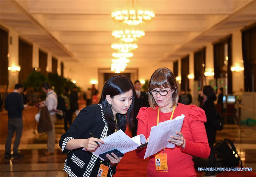 Los periodistas que informan sobre el XIX Congreso Nacional del Partido Comunista de China