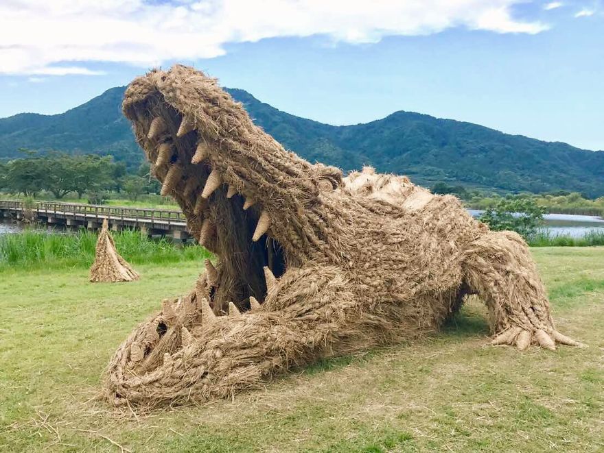 Fotos interesantes de los gigantes animales de paja en el campo tras la cosecha del arroz