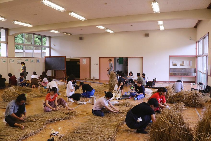 Fotos interesantes de los gigantes animales de paja en el campo tras la cosecha del arroz