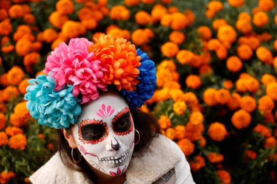 Miles de calaveras desfilan en Ciudad de México antes del Día de los Muertos