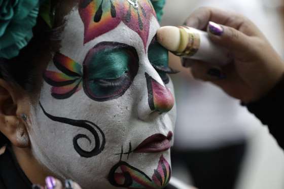 Miles de calaveras desfilan en Ciudad de México antes del Día de los Muertos