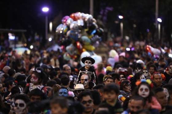 Miles de calaveras desfilan en Ciudad de México antes del Día de los Muertos