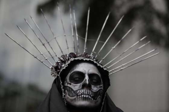 Miles de calaveras desfilan en Ciudad de México antes del Día de los Muertos