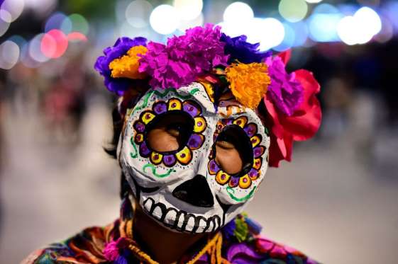 Miles de calaveras desfilan en Ciudad de México antes del Día de los Muertos