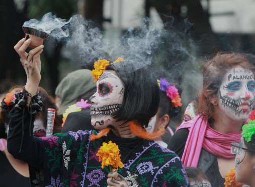 Miles de calaveras desfilan en Ciudad de México antes del Día de los Muertos