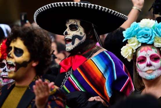 Miles de calaveras desfilan en Ciudad de México antes del Día de los Muertos