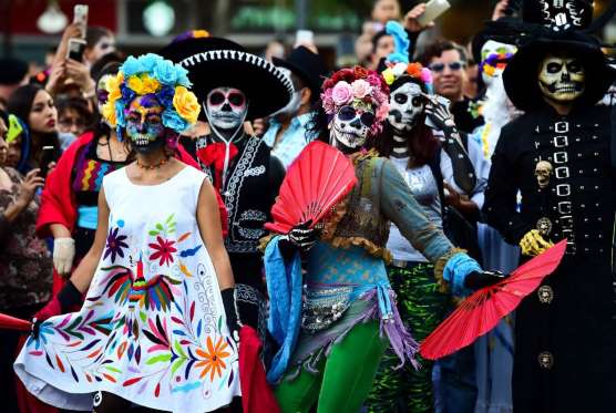 Miles de calaveras desfilan en Ciudad de México antes del Día de los Muertos