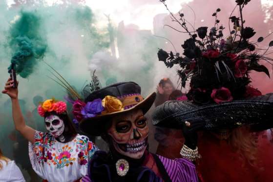 Miles de calaveras desfilan en Ciudad de México antes del Día de los Muertos