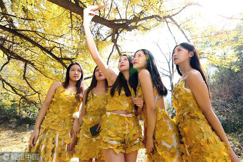 Estudiantes universitarias se visten de ropa hecha de hojas de ginkgo